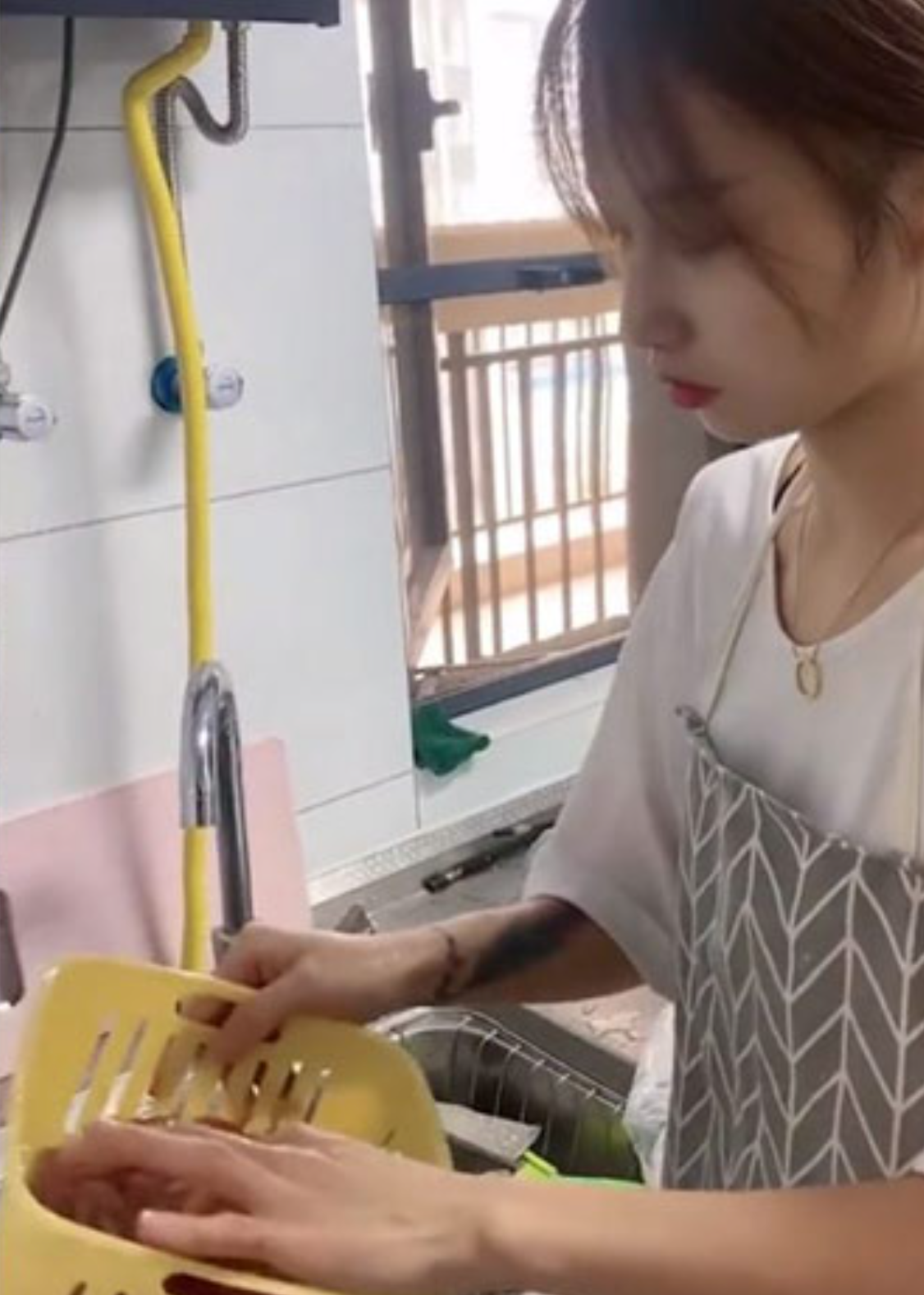 Nội dung đoạn clip hài hước cho thấy cô gái này đang chuẩn bị nấu ăn cho chồng tại nhà, nhưng không hiểu vì lý do gì mà cô sử dụng chất tẩy rửa để rửa thịt.