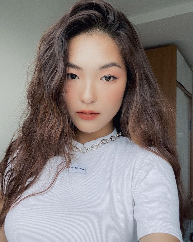 Hiện tại, Linh Chi tập trung cho công việc người mẫu ảnh và blogger về lĩnh vực thời trang, làm đẹp.