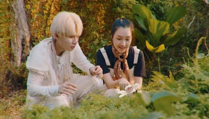 MV Đom đóm của Jack gây chú ý với nữ chính do Lê Trần Ngọc Trân đảm nhận. Người đẹp sinh năm 1995 và tốt nghiệp ngành Báo chí của Đại học Khoa học Huế.