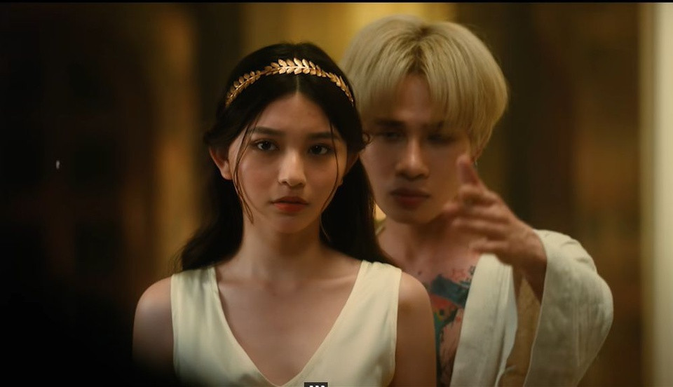 Gái xinh Sài thành Bâu từng là nữ chính trong MV LAYLALAY của Jack. Cô gái sinh năm 2000 sở hữu thân hình nóng bỏng với chiều cao 1,7m, và khá nổi tiếng trên mạng xã hội.