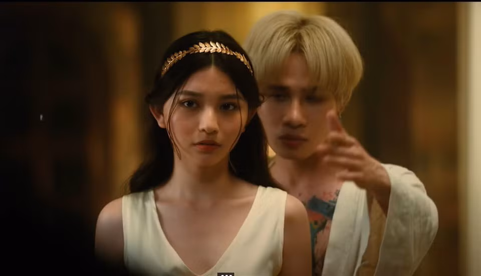 Gái xinh Sài thành Bâu từng là nữ chính trong MV LAYLALAY của Jack. Cô gái sinh năm 2000 sở hữu thân hình nóng bỏng với chiều cao 1,7m, và khá nổi tiếng trên mạng xã hội.