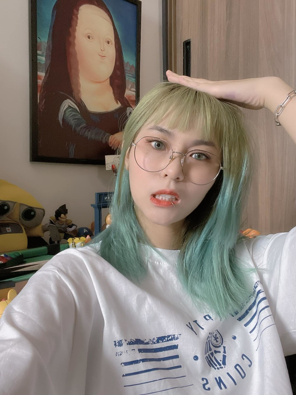 Trước khi tham gia diễn xuất, MisThy đã là một game thủ, streamer nổi tiếng. Hiện tại, cô vẫn tiếp tục công việc đó, mọi hoạt động của cô đều có lượt tương tác cao nhờ lượng fan đông đảo.