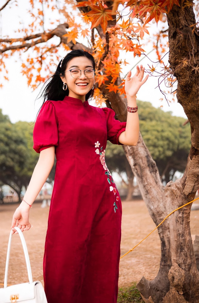 Dù trên TikTok nhí nhảnh, có chút "lầy lội", thế nhưng Chi Xê ở ngoài đời lại khiến netizen khá bất ngờ khi xuất hiện với bề ngoài dịu dàng, có chút cá tính.