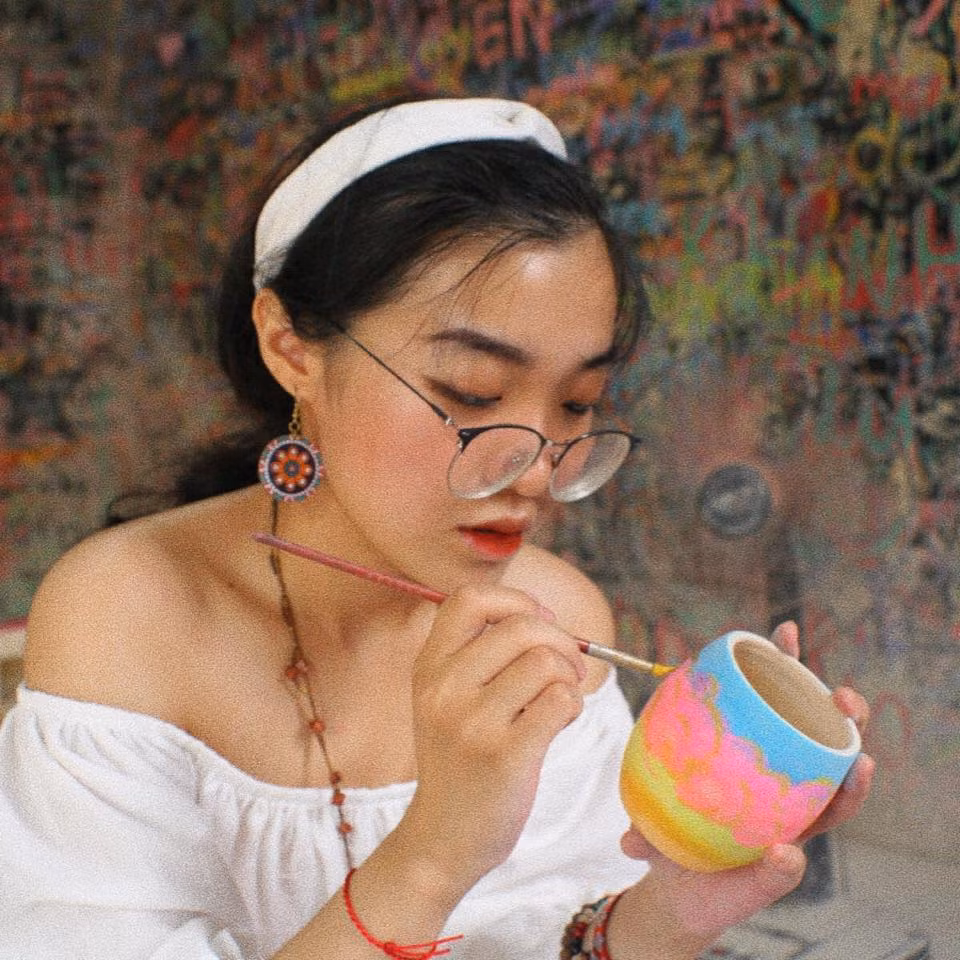 Chi Xê nhẹ nhàng, tươi tắn ở ngoài đời khác hẳn với cô nàng lém lỉnh, hài hước trong mỗi clip hàng triệu view của mình.