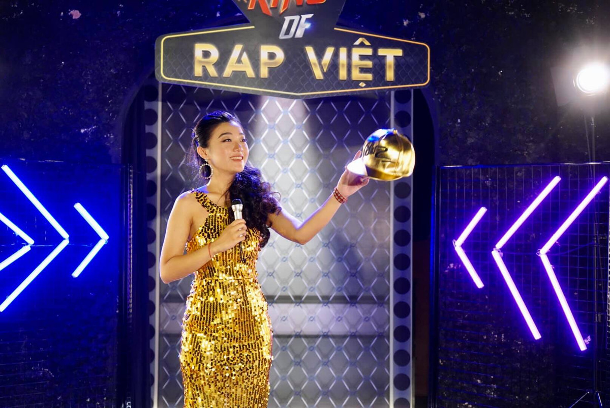 Chi Xê có gương mặt xinh đẹp, làn da trắng sáng và vóc dáng cân đối. Không ưa chuộng thời trang gợi cảm nhưng cô gái này đã gây mê người đối diện với vẻ cá tính của mình.