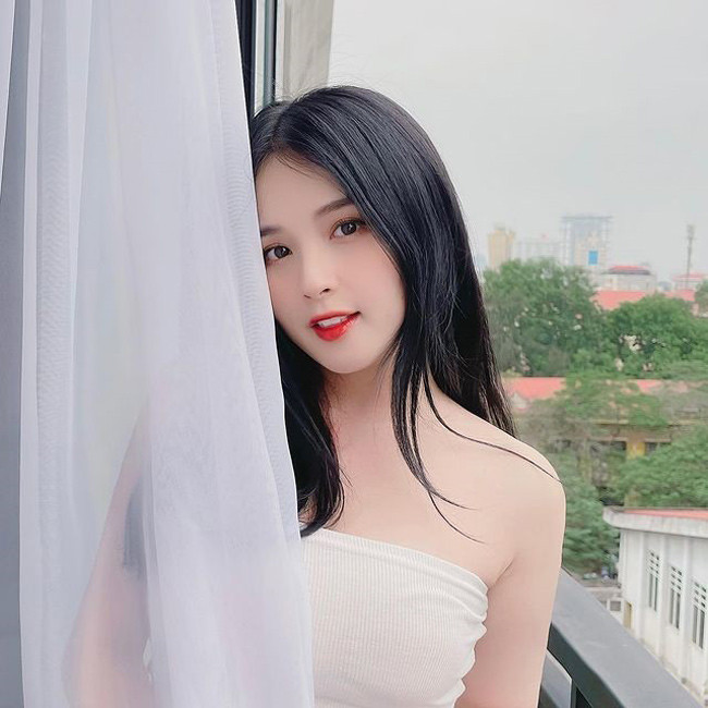 Phong cách thời trang của Hương Thảo cũng thay đổi hẳn, cô thoải mái diện những thiết kế váy áo khoe vẻ đẹp gợi cảm của mình.