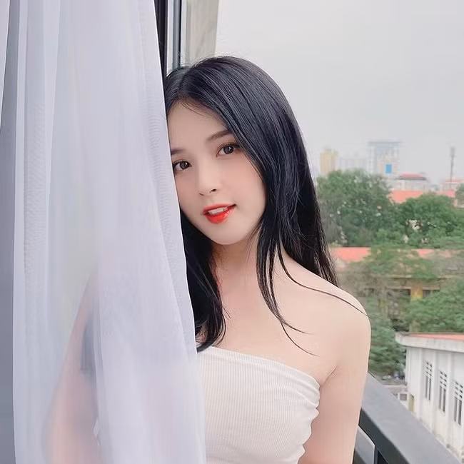 Phong cách thời trang của Hương Thảo cũng thay đổi hẳn, cô thoải mái diện những thiết kế váy áo khoe vẻ đẹp gợi cảm của mình.