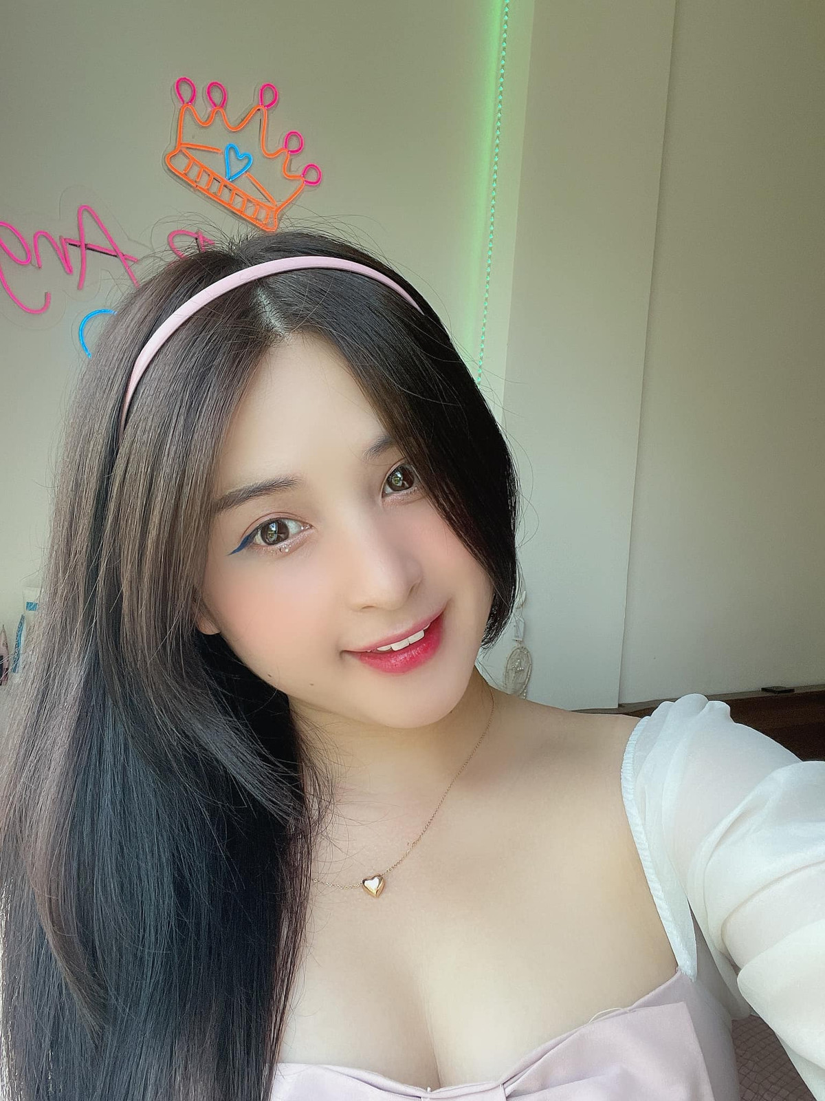 Cô từng là bạn gái tin đồn của cầu thủ Trọng Đại nhưng chưa từng dựa vào đó để đánh bóng tên tuổi.