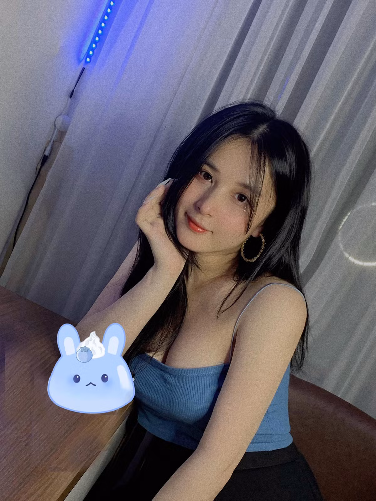 Thảo Nari khá kín tiếng về đời tư. Cô chỉ chia sẻ trên mạng xã hội những bức ảnh "selfie" xinh đẹp hoặc hình ảnh liên quan đến công việc.