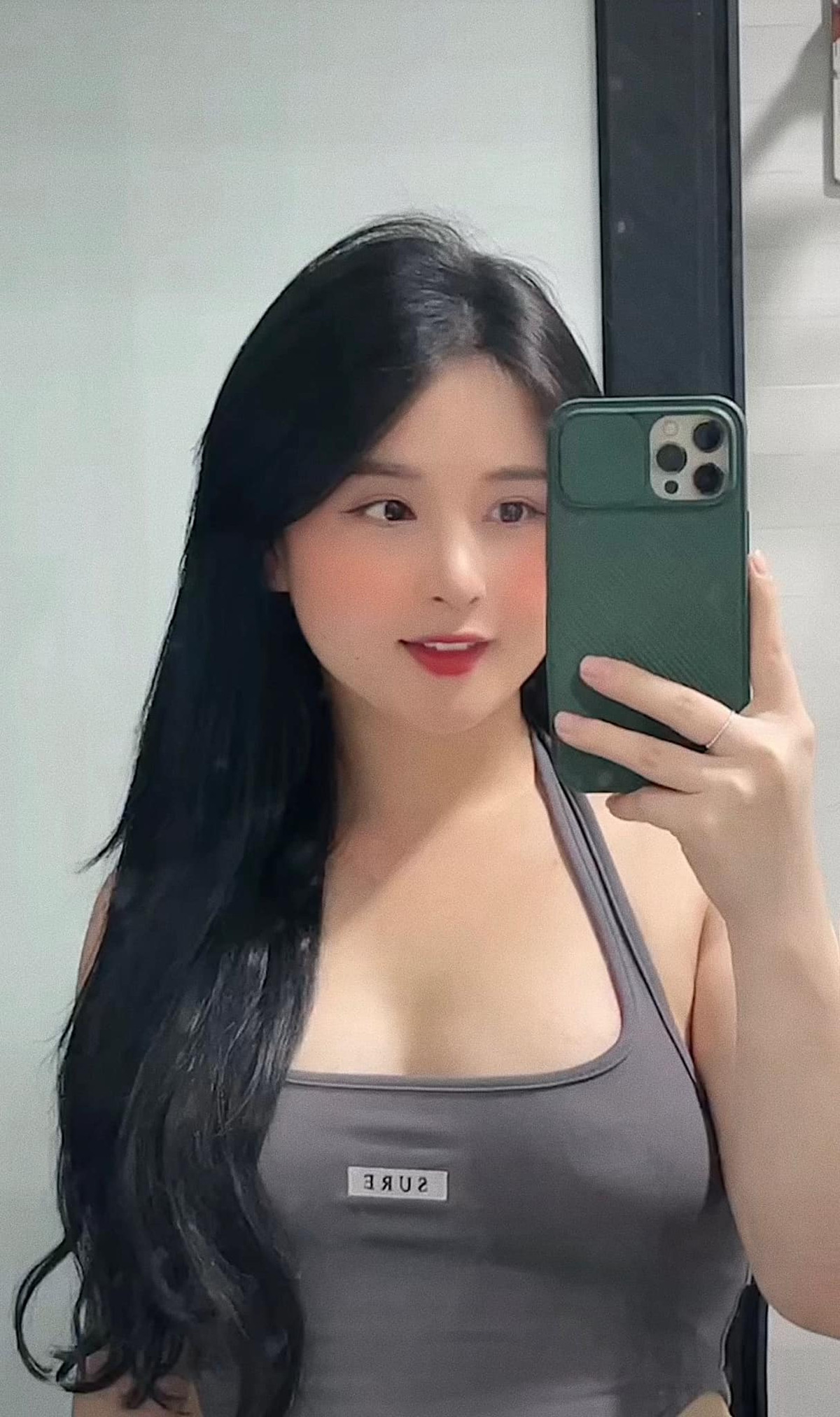 Thảo Nari thường chọn những trang phục khoe khéo vẻ đẹp cơ thể khi livestream.