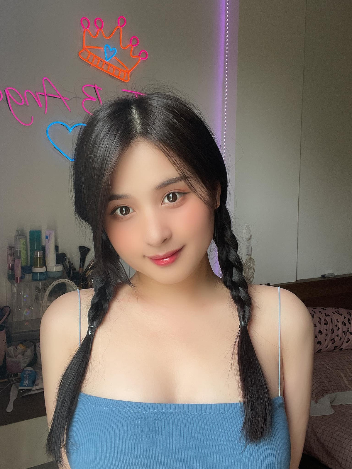 Cùng với nhan sắc dễ thương, Thảo Nari còn được khen ngợi bởi tính cách nhẹ nhàng, trầm ổn.