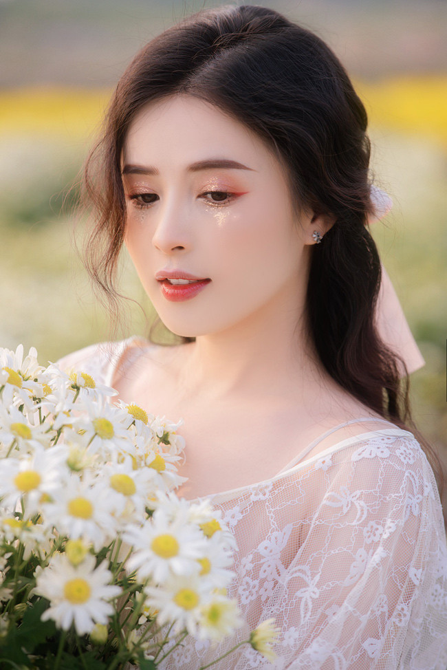 Nhiều cư dân mạng cho rằng gái xinh 9x đã thực sự "lột xác" hoàn toàn bởi trước đó cô luôn giữ hình ảnh trong trẻo, đáng yêu và kín đáo.