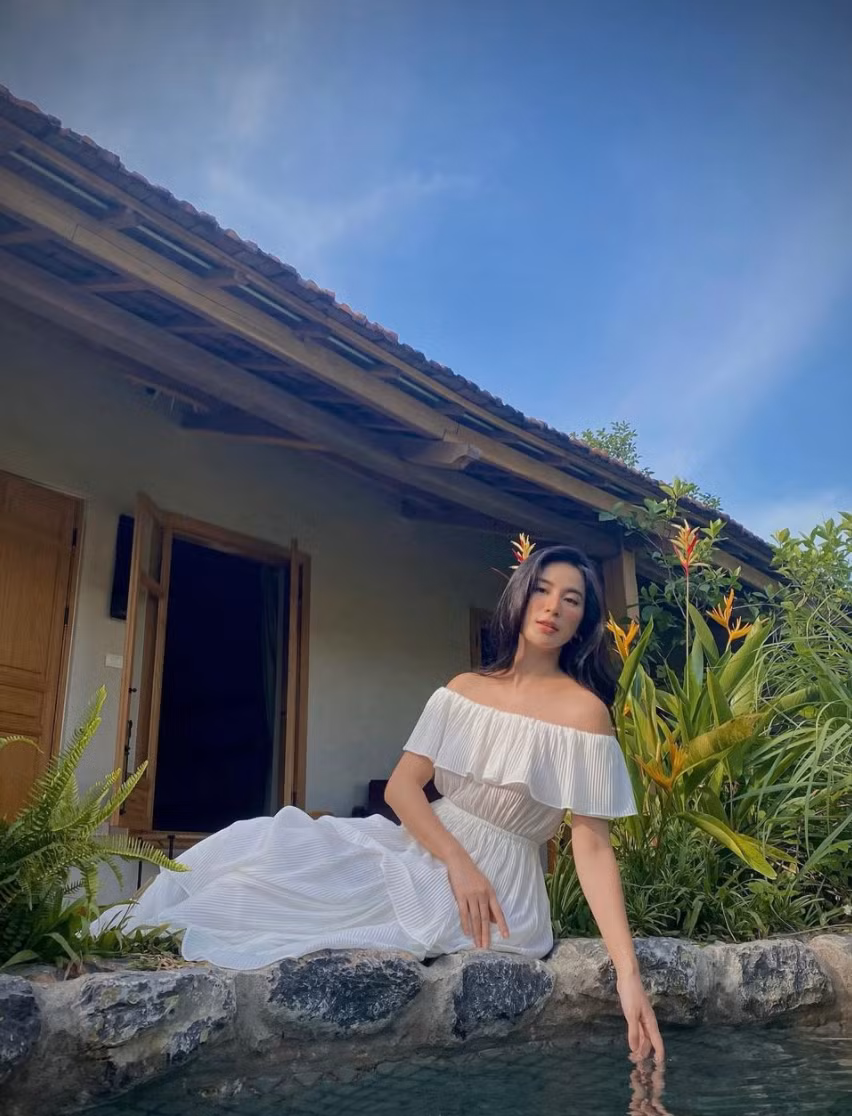 Ngọc Anh là một trong những hot girl Hà thành có quyết định lên xe hoa sớm sau khi đạt được một số thành công nhất định và được cộng đồng mạng biết đến.