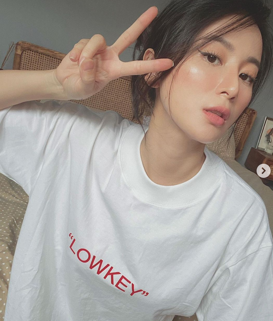 Trên Instagram cá nhân, cựu hot girl cũng "đốt mắt" người nhìn bằng những bức ảnh "hot hòn họt" không kém các "cháu" Gen Z.