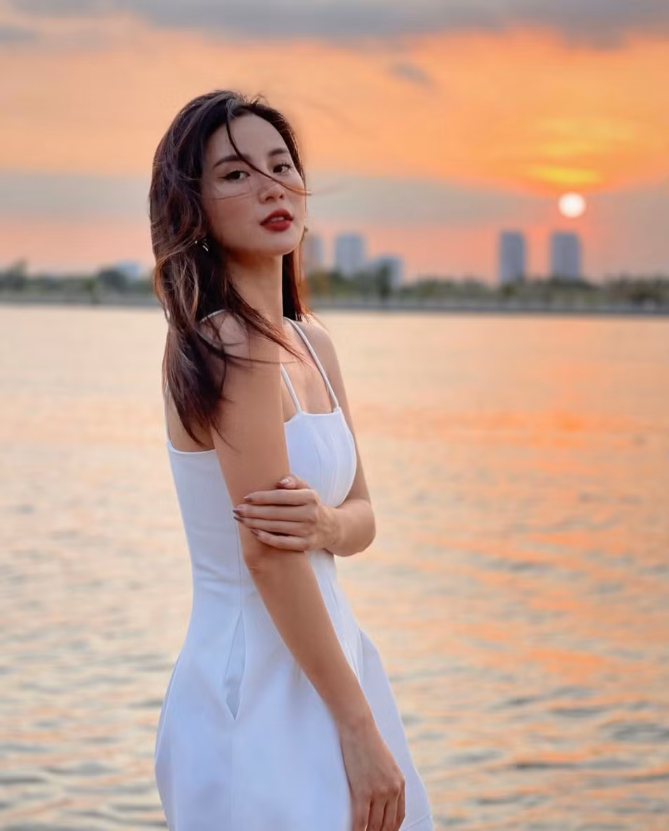 Cụ thể, khi được hỏi quyết định dừng lại với bố hai đứa bé có phải chuyện khó khăn không, Ngọc Anh đã trả lời: "Chị là kiểu hơi truyền thống, cổ điển, nghĩ cho người khác nữa. Nên thường chị sẽ cố hết sức cho đến khi cảm thấy mình không thể cố thêm được nữa". Ảnh: IGNV