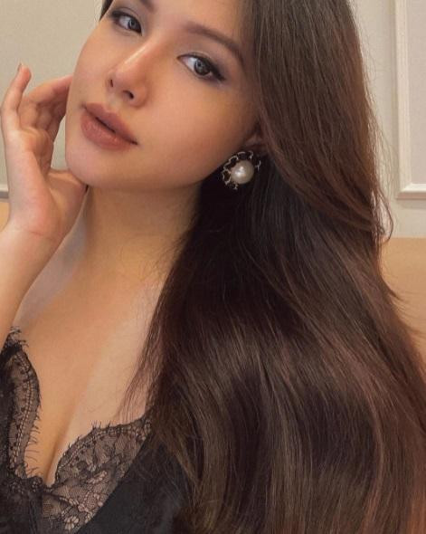 Sau hơn nửa tháng sinh con, Phanh Lee được khen nhuận sắc vì da dẻ mịn màng và vóc dáng thon gọn nhanh chóng.