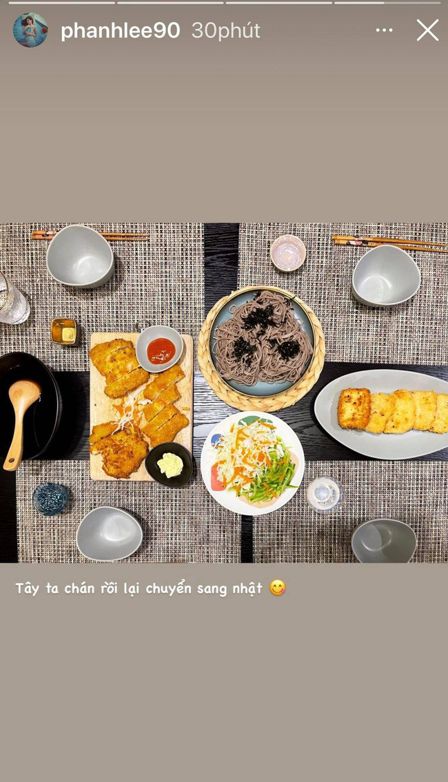 Ngoài nhan sắc của "vợ thiếu gia Cocobay", cuộc sống khi ở cữ của Phanh Lee càng gây chú ý hơn khi cô nàng liên tục khoe mâm cơm cực ngon. Nếu như lần trước Phanh Lee khoe thực đơn cơm cữ toàn đồ Tây thì lần này cô lại khiến các fan trầm trồ hơn khi chia sẻ các món ăn theo phong cách Nhật.