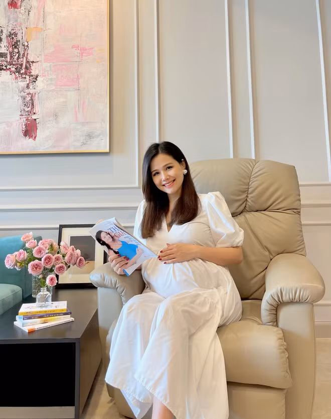 Trong thời gian thai kỳ, Phanh Lee cũng từng gây sốt với ngoại hình cực thon gọn, nhan sắc tươi tắn dù đã ở những tháng cuối.