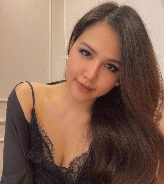 Trong bức ảnh mới khoe, bà mẹ một con diện váy lụa đắp ren gợi cảm, make-up tông nâu quyến rũ, để tóc xoăn nhẹ và đeo khuyên tai hàng hiệu. Được biết, hot mom này tự làm stylist và trang điểm cho mình.