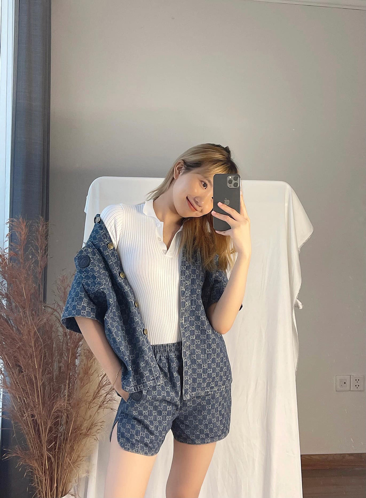 Khánh Huyền sớm nổi tiếng vì theo đuổi phong cách gợi cảm, già hơn so với tuổi thật. Cô gây chú ý với những bức ảnh khoe dáng táo bạo trên MXH.