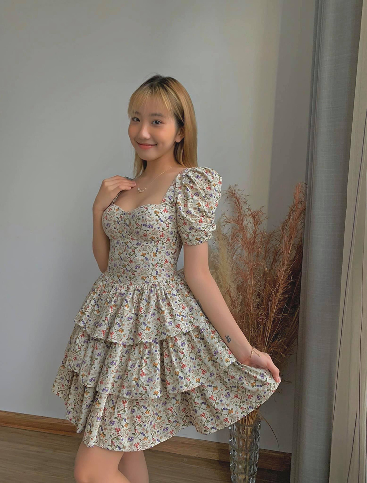 Vốn dĩ gắn bó với thời trang táo bạo, quyến rũ nên những hình ảnh này của Khánh Huyền nhanh chóng thu hút sự chú ý của cư dân mạng.