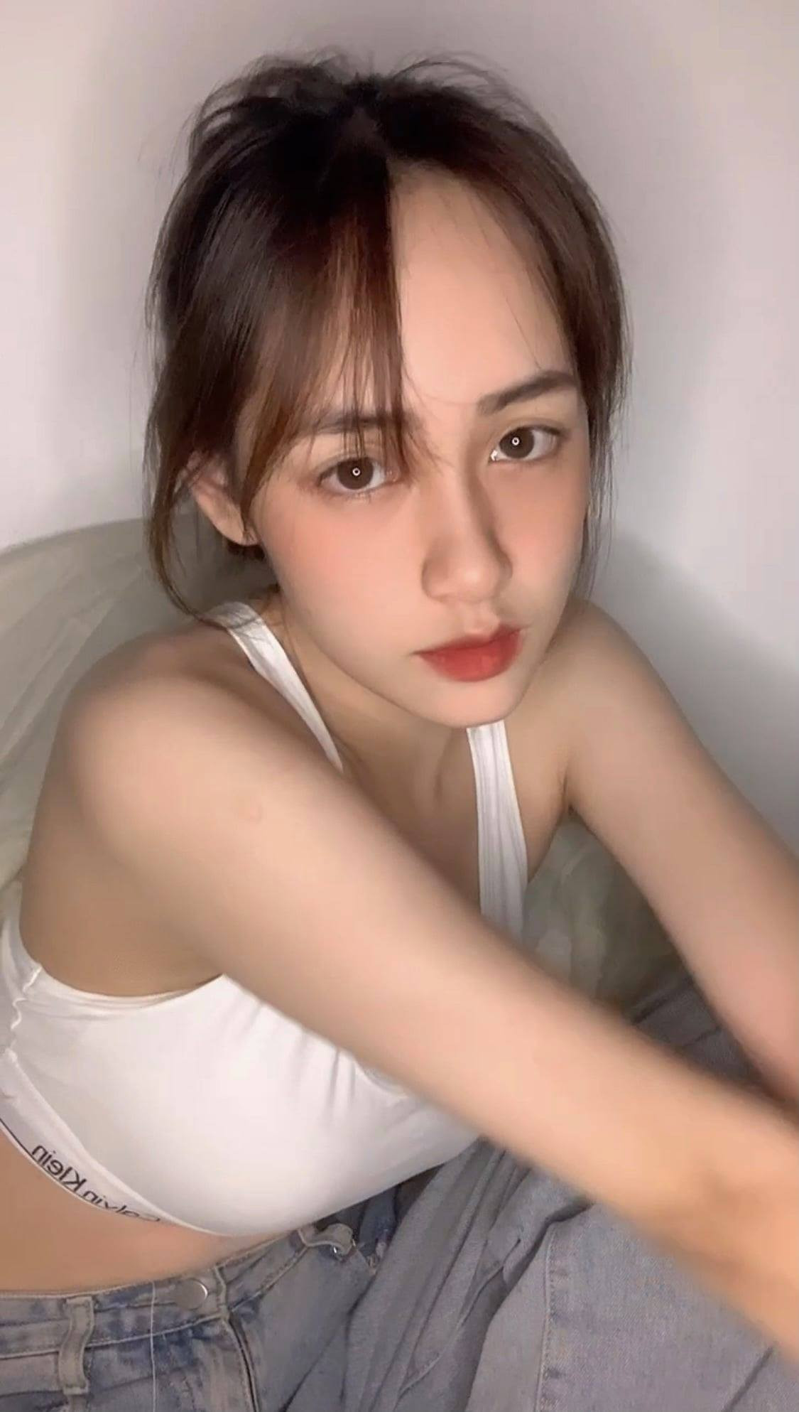 Trần Bảo Vân (sinh năm 2000) hiện là cái tên được cư dân mạng quan tâm bởi nhan sắc tựa thần tiên tỷ tỷ. Hot girl này theo học trường Đại học Kiến trúc Hà Nội, chuyên ngành thiết kế đồ hoạ.