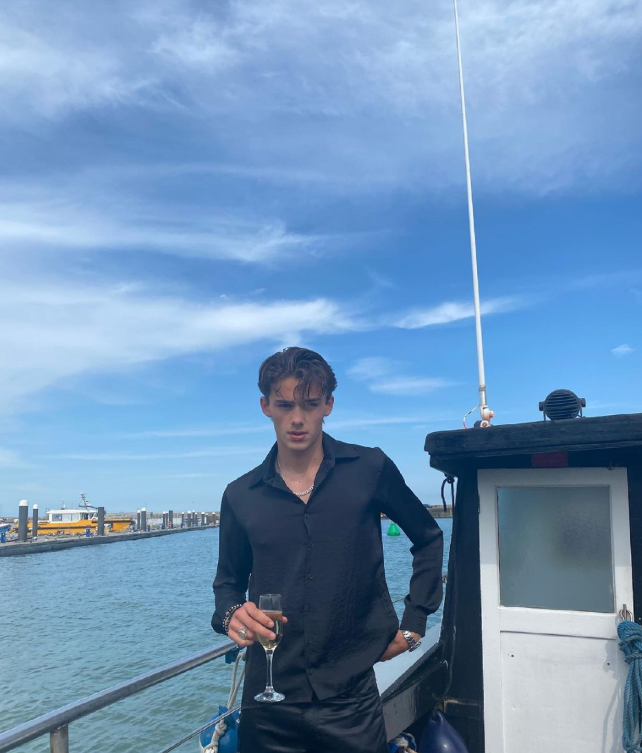 Nhờ độ đẹp trai của mình, cậu bé có 2 triệu lượt theo dõi trên trang cá nhân, không thua kém tài tử Hollywood nào.