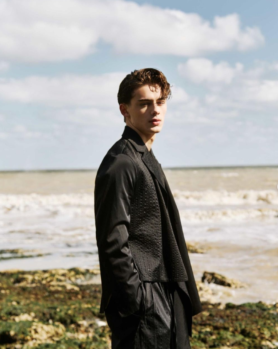 Được biết, khối tài sản mà chàng trai này sở hữu sau nhiều năm hoạt động trong showbiz có lẽ sẽ khiến nhiều người choáng váng - khoảng 87 triệu USD - một con số khổng lồ.