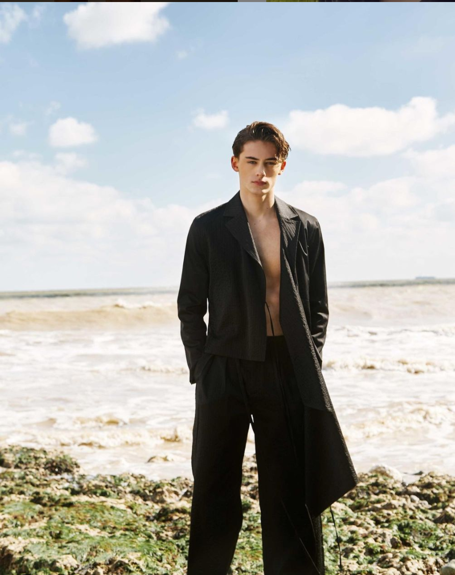 Ước tính mỗi tháng cậu thiếu niên kiếm được từ khoảng 50.000 USD đến 200.000 USD đến từ công việc đóng phim và quảng cáo.