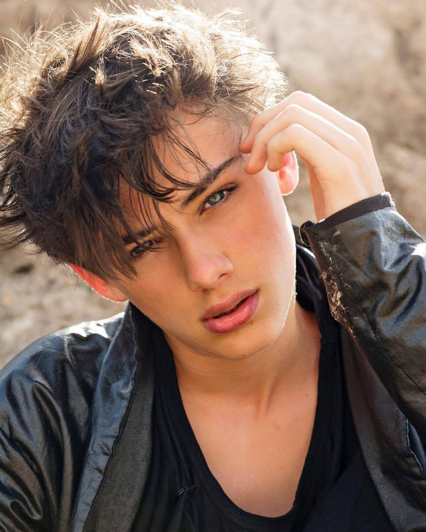 Với vẻ đẹp tuấn tú, đôi mắt xanh, mũi cao và vành môi hờ hững, gương mặt của chàng hot boy này được đánh giá là chuẩn từng mi-li-mét.