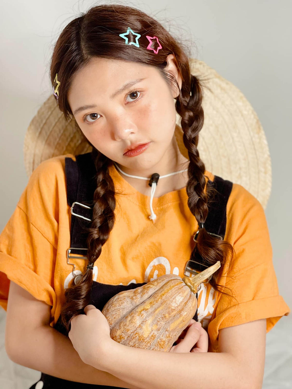 Nguyễn Kiều Thanh, hay còn được biết đến với biệt danh Kiều Thanh Lè Lẹt, hiện đang sinh sống và làm việc tại Hà Nội. Cô nàng được biết đến là một hot TikToker thế hệ 10x sở hữu lượng theo dõi khá lớn.