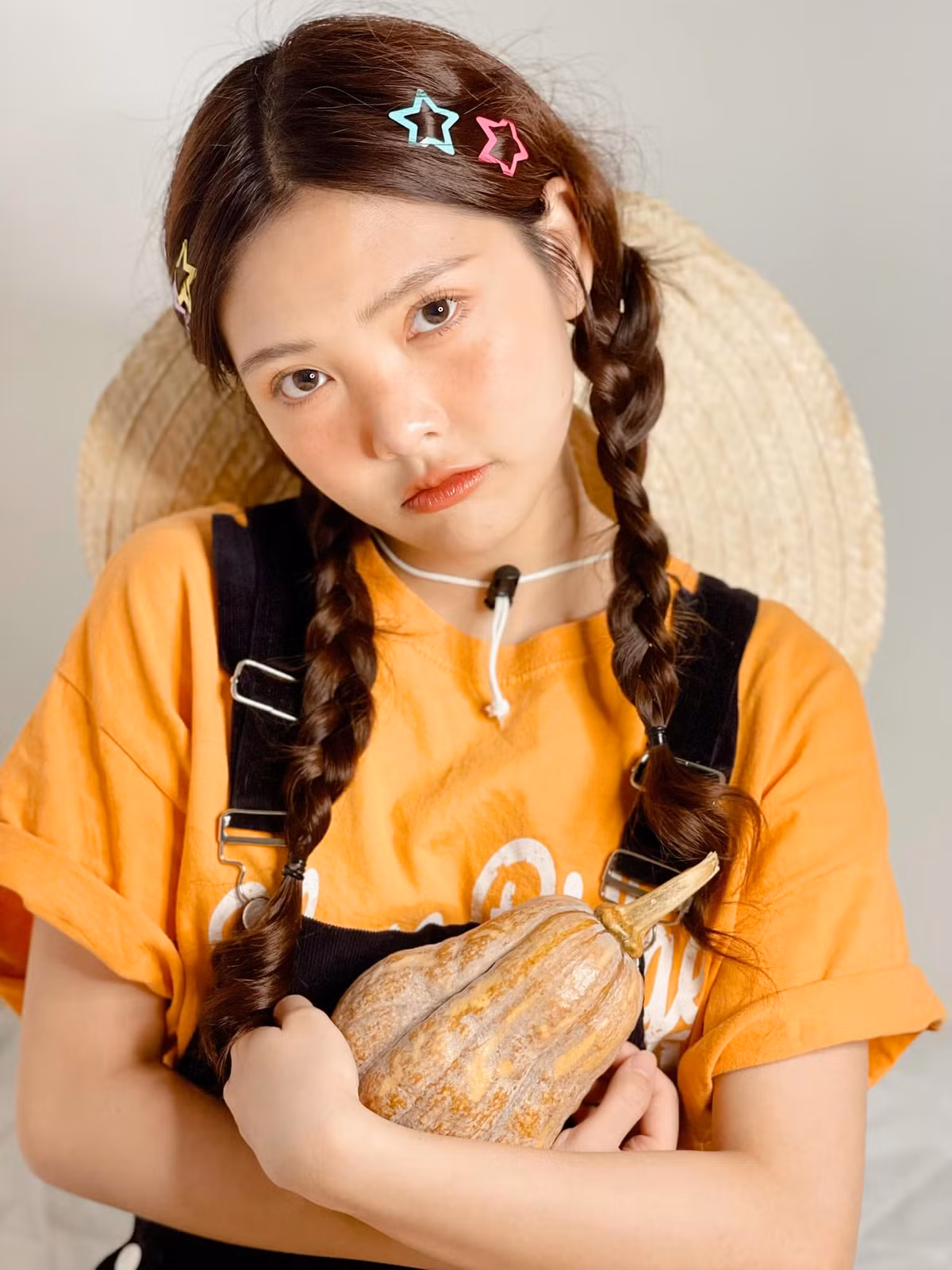 Nguyễn Kiều Thanh, hay còn được biết đến với biệt danh Kiều Thanh Lè Lẹt, hiện đang sinh sống và làm việc tại Hà Nội. Cô nàng được biết đến là một hot TikToker thế hệ 10x sở hữu lượng theo dõi khá lớn.