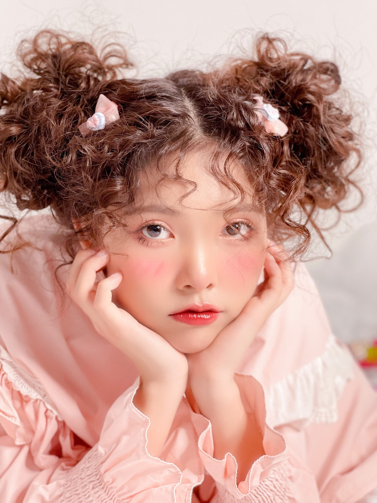 Khi còn là học sinh, Kiều Thanh đã tự tay mình makeup cho các bạn cùng trường, thù lao chỉ dám nhận 50.000 nghìn đồng. Đồ make up mà cô nàng sử dụng cũng được tích góp từ tiền tiêu vặt hàng ngày.