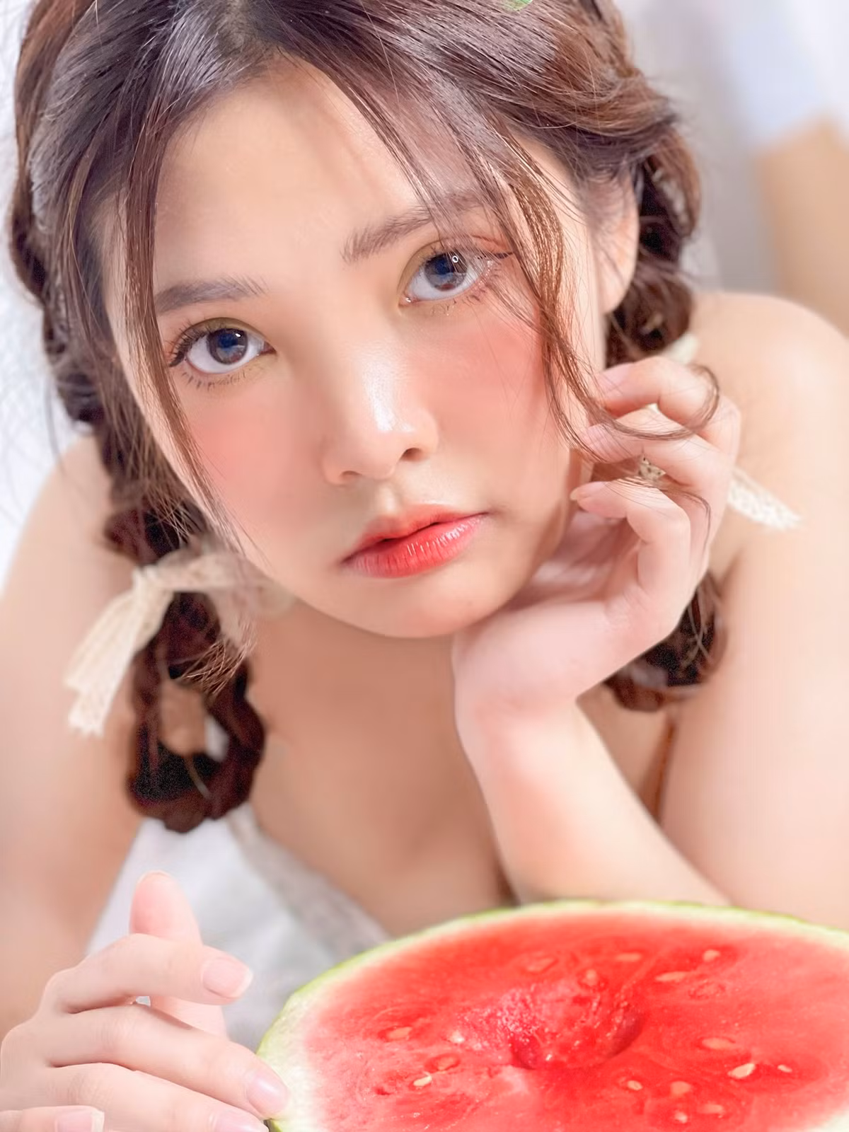 Sở hữu làn da mịn màng, đôi mắt to tròn và dáng hình nhỏ bé, nàng hot girl thường bị mọi người nhầm tưởng là học sinh.