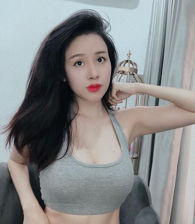 Dù là ở phòng khách, phòng ngủ hay bếp cũng thành nơi cho cô nàng chụp ảnh sống ảo được, tạo dáng vô cùng chuyên nghiệp thì khỏi bàn.