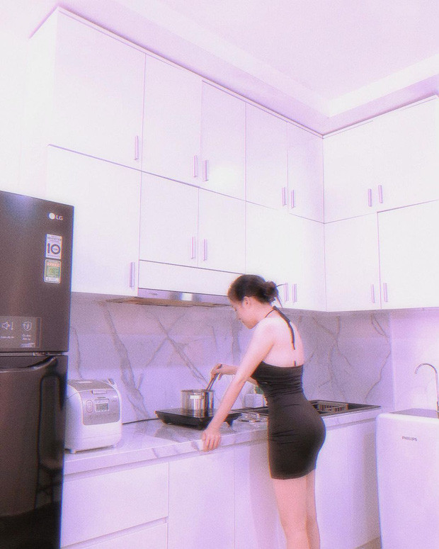 Chẳng cần trang điểm cầu kì gì, Bà Tưng chỉ cần đánh son nhẹ nhàng nhan sắc cũng đủ "chặt chém" thế hệ hot girl thời nay.