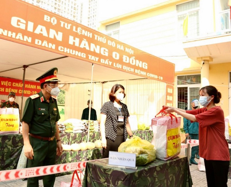 Thiếu tướng Nguyễn Trọng Triển - Chính ủy Bộ Tư lệnh Thủ đô Hà Nội trao quà cho người dân tại phường Mỹ Đình 1 (quận Nam Từ Liêm, TP Hà Nội).