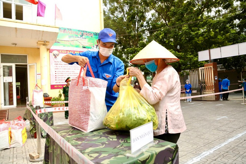 Mỗi suất quà gồm các nhu yếu phẩm: Gạo, trứng, lạc, miến, mì tôm, dầu ăn, mắm, muối và rau sạch. Các sản phẩm nông nghiệp này được thu mua từ các huyện nhằm hỗ trợ bà con nông dân. Tổng kinh phí của ‘Gian hàng 0 đồng’ của Bộ Tư lệnh Thủ đô là 400 triệu đồng.