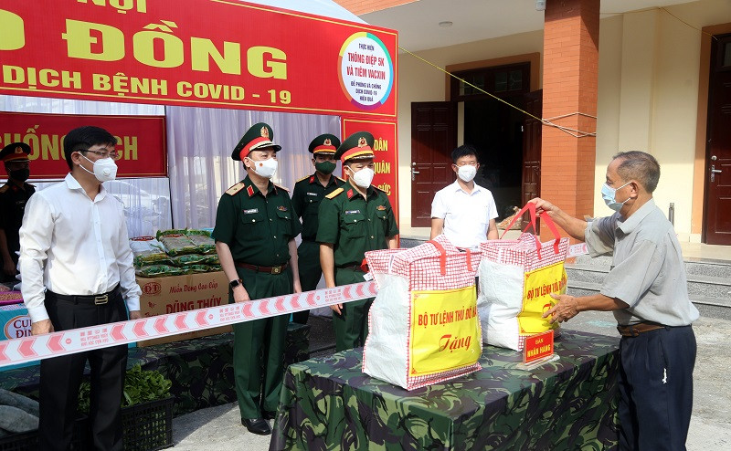 Thiếu tướng Nguyễn Quốc Duyệt - Ủy viên Ban Thường vụ Thành ủy, Bộ Tư lệnh Thủ đô Hà Nội cho biết: Thực hiện chỉ đạo của Thủ tướng Chính phủ và Bộ trưởng Bộ Quốc phòng, trong thời gian các địa phương thực hiện giãn cách theo nguyên tắc của Chỉ thị 16, các đơn vị trong toàn quân nói chung, cán bộ, chiến sĩ Bộ Tư lệnh Thủ đô nói riêng đã và đang phối hợp chặt chẽ với các đơn vị quân đội đứng chân trên địa bàn, Ủy ban MTTQ và cấp ủy, chính quyền địa phương các cấp từ Thành phố đến xã, phường, thị trấn thực hiện tốt chức năng của đội quân công tác. Bộ Tư lệnh Thủ đô đã triển khai hàng loạt các hoạt động như tổ chức cán bộ, chiến sĩ, lực lượng thường trực, dân quân phối hợp với địa phương thu hoạch nông sản giúp nông dân và đặc biệt là thu mua, vận chuyển nông sản, đồ thiết yếu và tổ chức Gian hàng 0 đồng hỗ trợ người dân gặp khó khăn nhằm thực hiện tốt lời kêu gọi của Tổng Bí thư Nguyễn Phú Trọng, chỉ đạo của Trung ương và Thành phố với mục tiêu không để dân bị đói ăn trong thời gian giãn cách, chung sức đẩy lùi dịch bệnh, đưa Thủ đô về trạng thái bình thường mới.