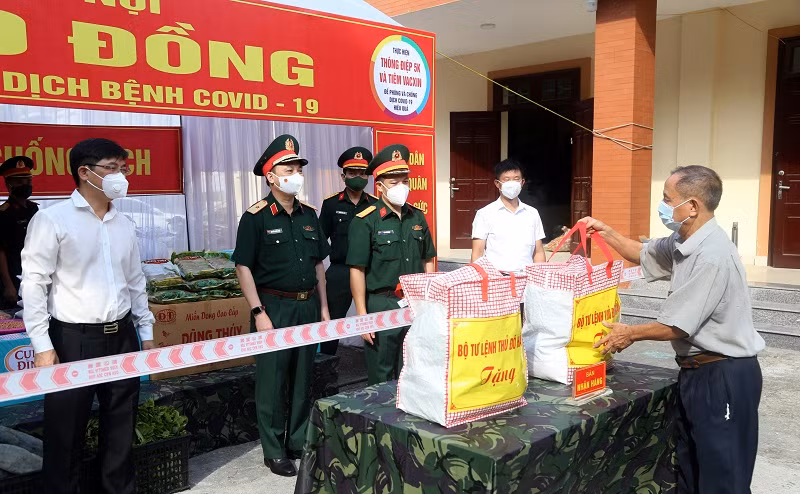 Thiếu tướng Nguyễn Quốc Duyệt - Ủy viên Ban Thường vụ Thành ủy, Bộ Tư lệnh Thủ đô Hà Nội cho biết: Thực hiện chỉ đạo của Thủ tướng Chính phủ và Bộ trưởng Bộ Quốc phòng, trong thời gian các địa phương thực hiện giãn cách theo nguyên tắc của Chỉ thị 16, các đơn vị trong toàn quân nói chung, cán bộ, chiến sĩ Bộ Tư lệnh Thủ đô nói riêng đã và đang phối hợp chặt chẽ với các đơn vị quân đội đứng chân trên địa bàn, Ủy ban MTTQ và cấp ủy, chính quyền địa phương các cấp từ Thành phố đến xã, phường, thị trấn thực hiện tốt chức năng của đội quân công tác. Bộ Tư lệnh Thủ đô đã triển khai hàng loạt các hoạt động như tổ chức cán bộ, chiến sĩ, lực lượng thường trực, dân quân phối hợp với địa phương thu hoạch nông sản giúp nông dân và đặc biệt là thu mua, vận chuyển nông sản, đồ thiết yếu và tổ chức Gian hàng 0 đồng hỗ trợ người dân gặp khó khăn nhằm thực hiện tốt lời kêu gọi của Tổng Bí thư Nguyễn Phú Trọng, chỉ đạo của Trung ương và Thành phố với mục tiêu không để dân bị đói ăn trong thời gian giãn cách, chung sức đẩy lùi dịch bệnh, đưa Thủ đô về trạng thái bình thường mới.