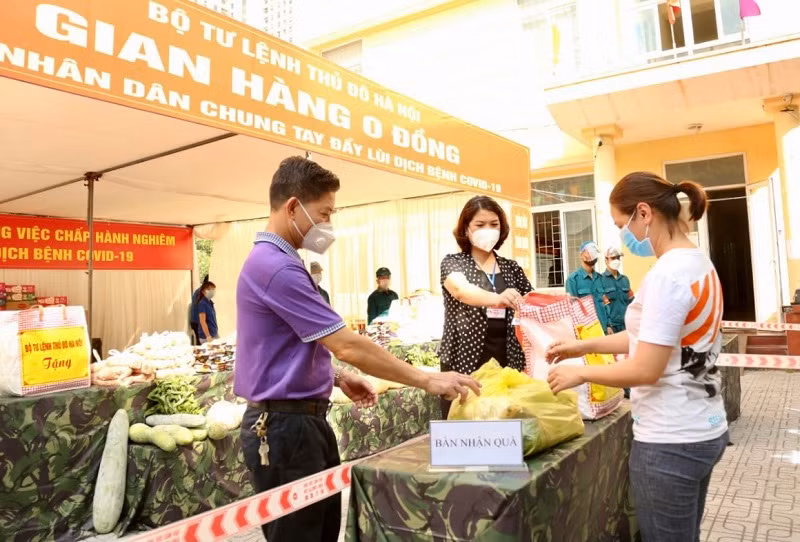 Bộ Tư lệnh Thủ đô đã giao Ban CHQS quận Nam Từ Liêm phối hợp chặt chẽ với Cục Hậu cần và Đảng ủy, UBND các phường Trung Văn, Xuân Phương, Mỹ Đình 1 tổ chức phát quà cho Nhân dân chu đáo, nhanh gọn, đúng đối tượng, đảm bảo quy định phòng chống dịch Covid-19.