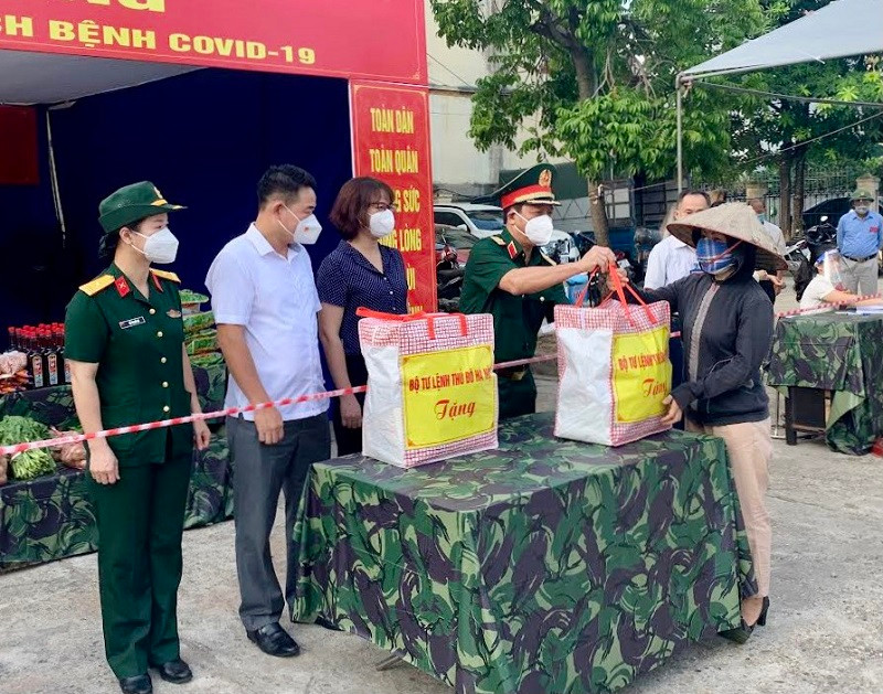 Thiếu tướng Nguyễn Xuân Yêm - Phó Chính ủy Bộ Tư lệnh Thủ đô Hà Nội tặng quà cho người khó khăn trên địa bàn phường Xuân Phương(quận Nam Từ Liêm, TP Hà Nội).