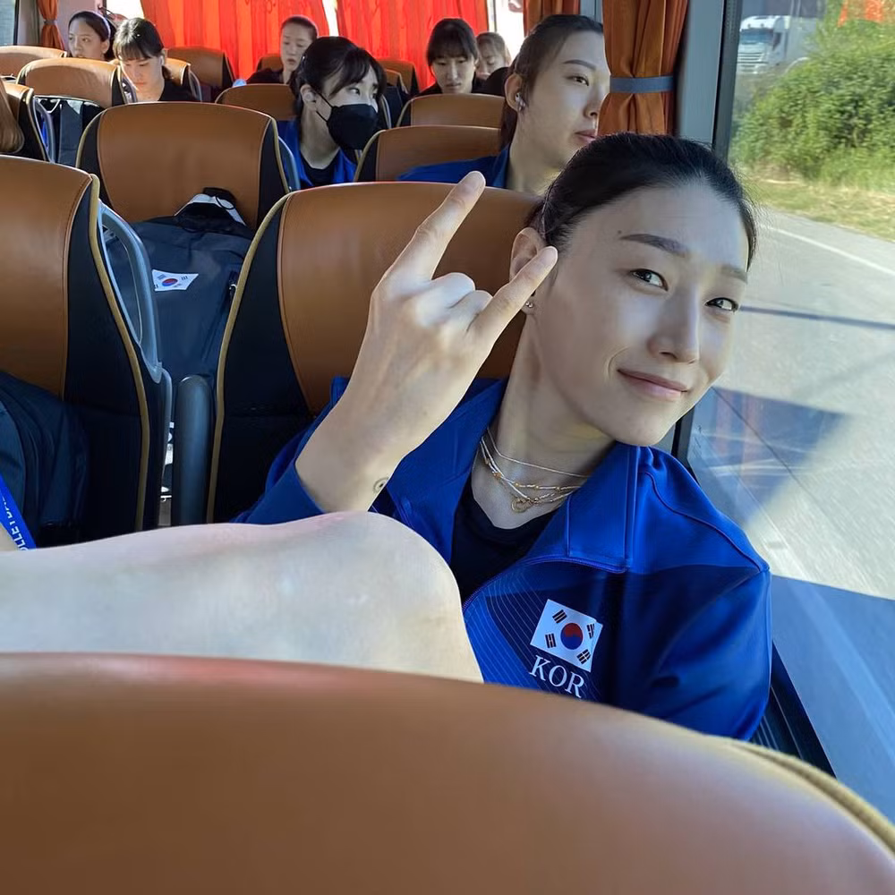 Không chỉ xuất sắc trong thi đấu, với vẻ bề ngoài xinh đẹp cùng sự giỏi giang giúp hình ảnh Kim Yeon Koung càng ngày càng tỏa sáng trong làng bóng chuyền thế giới.