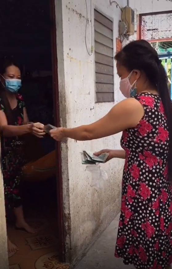 Trong video TikTok ghi lại, cô chủ trọ đi từng nhà và tặng cho mỗi phòng số tiền 1,5 triệu đồng. Cô còn cẩn thận tới mức hỏi han mọi người và để ý kỹ thời gian này.