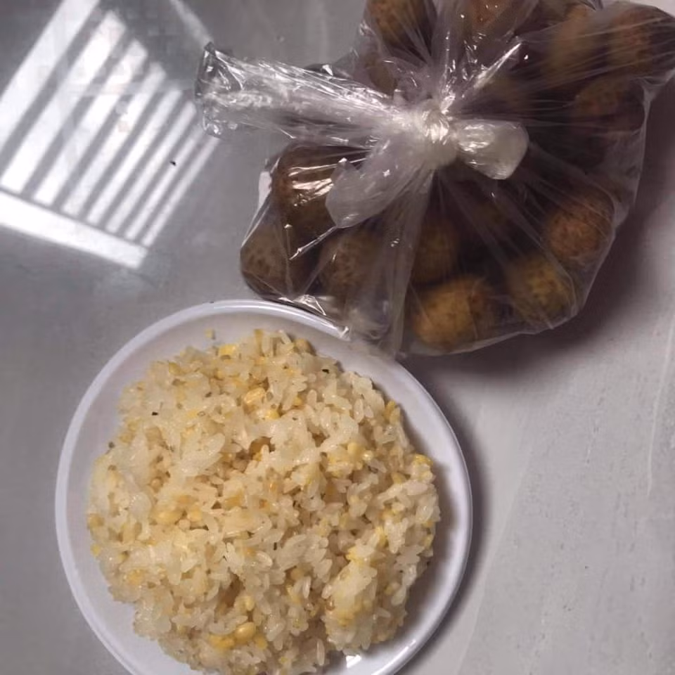 Việc làm của chủ trọ có tâm này khiến anh cảm động nên đã chia sẻ nó lên mạng xã hội để lan tỏa sự ấm áp. Bài đăng của T.H đã nhận về "hàng tá" lời khen về lòng tốt của người chủ trọ từ netizen.