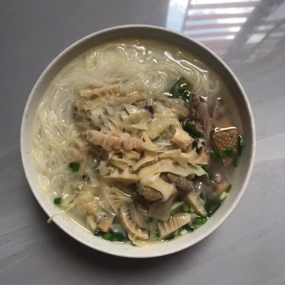 Theo lời chia sẻ của người này, chủ nhà trọ nơi đây mỗi lần nấu ăn có món gì ngon, chị đều nhờ chồng con mang lên cho dù T.H ở tận tầng 6. Không chỉ vậy, đợt dịch này chị chủ trọ cũng đã giảm tiền cho chàng trai để san sẻ phần nào khó khăn.