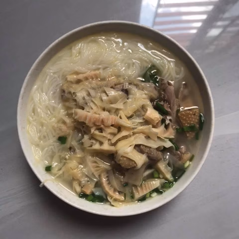 Theo lời chia sẻ của người này, chủ nhà trọ nơi đây mỗi lần nấu ăn có món gì ngon, chị đều nhờ chồng con mang lên cho dù T.H ở tận tầng 6. Không chỉ vậy, đợt dịch này chị chủ trọ cũng đã giảm tiền cho chàng trai để san sẻ phần nào khó khăn.