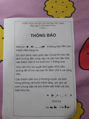 Những tờ thông báo được dán trên tường về việc giảm giá tiền phòng khiến ai nấy đều thấy ấm lòng.
