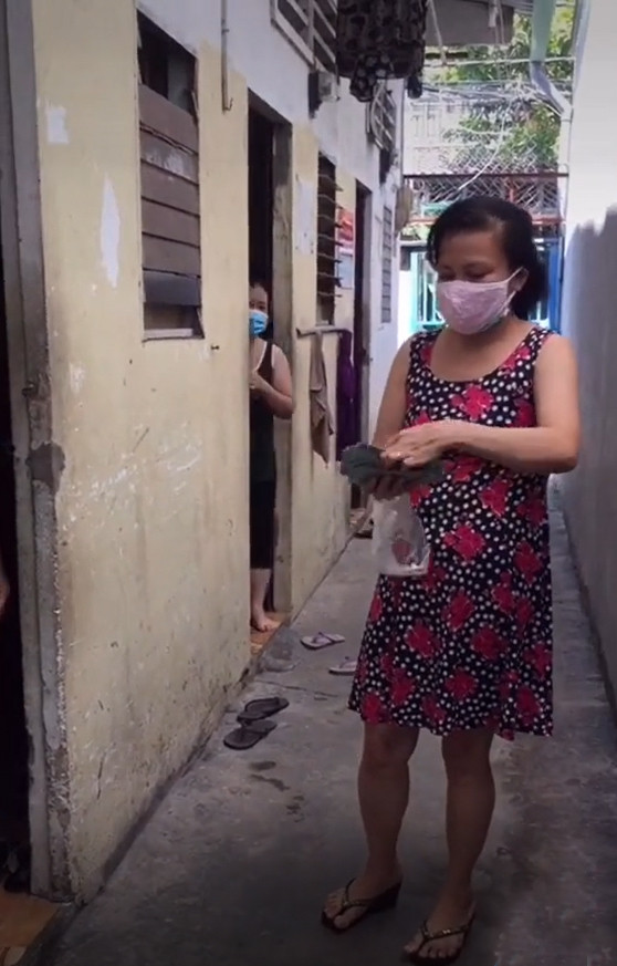 Những câu chuyện về chủ trọ hỗ trợ sinh viên hay người lao động trong mùa dịch được chia sẻ rất nhiều. Phải kể đến trường hợp bà chủ tặng mỗi phòng cho thuê 1,5 triệu đồng để san sẻ gánh nặng kinh tế.