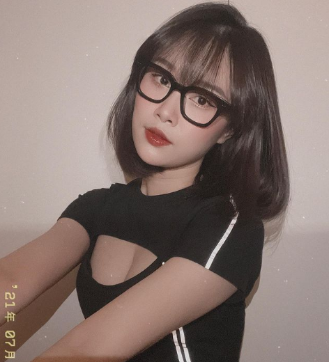 Hình ảnh hiện tại của Trang Nhung hoàn toàn mới lạ với mái tóc ngắn ngang vai, phong cách của cô cũng trẻ trung, cá tính hơn.